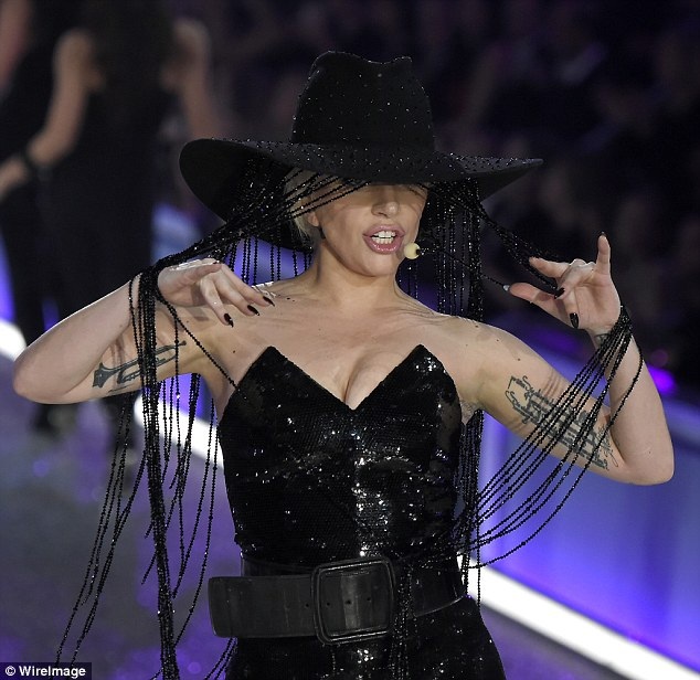 Tiết lộ về chiếc mũ triệu đô của Lady Gaga - 1
Lady Gaga được mời trình diễn trong Victorias Secret Fashion Show 2016 diễn ra tại Paris, Pháp hôm 30/11 vừa qua