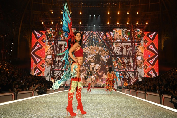 Em cô Kim gợi cảm khoe dáng trong show của Victoria's Secret - 1
Kendall Jenner trình diễn trong Victorias Secret Fashion Show 2016 diễn ra tại Pháp