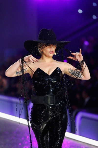 Tiết lộ về chiếc mũ triệu đô của Lady Gaga - 5
Ngôi sao cá tính này từng tới Việt Nam để trình diễn trong đêm chung kết hoa hậu hoàn vũ 2008. Cô cũng nổi tiếng khắp thế giới từ thời điểm đó nhờ bản hit Just dance. Tới thời điểm hiện tại, Lady Gaga đã phát hành 6 album thành công, giành 6 giải Grammy danh giá