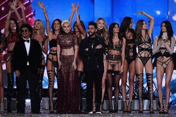 Tiết lộ về chiếc mũ triệu đô của Lady Gaga - 6
Lady Gaga cùng The Weeknd và Bruno Mars và 51 siêu mẫu ra chào khán giả khi buổi diễn của Victorias Secret kết thúc
