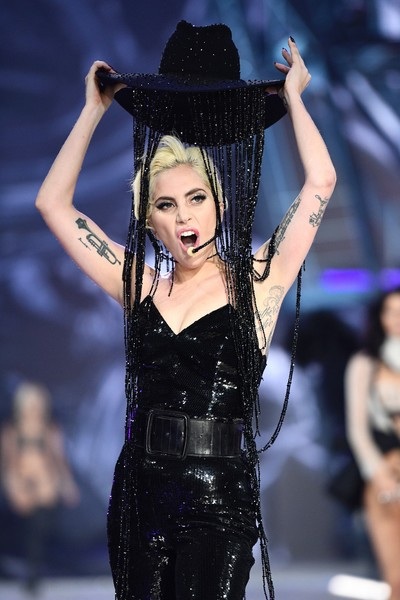 Tiết lộ về chiếc mũ triệu đô của Lady Gaga - 7
Nữ ca sỹ nổi tiếng cống hiến hết mình trên sàn diễn để có tiết mục hoàn hảo nhất