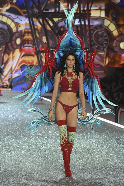 Em cô Kim gợi cảm khoe dáng trong show của Victoria's Secret - 4
Siêu mẫu 21 tuổi trình diễn ấn tượng và lôi cuốn