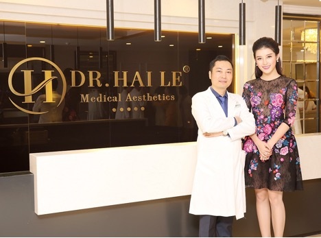 “Cơn sốt” làm đẹp miễn phí 100% mừng khai trương cơ sở 3 Dr Hải Lê - 3
Tham dự lễ khai trương có sự góp mặt của các vị khách mời nổi tiếng: Á Hậu đẹp nhất Việt Nam – Nguyễn Trần Huyền My, đại sứ thương hiệu của Dr. Hải Lê