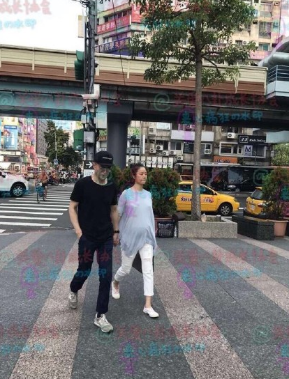 Lâm Tâm Như tổ chức sinh nhật cho "ông xã" Hoắc Kiến Hoa - 11
Bạn bè thân thiết của Lâm Tâm Như và Hoắc Kiến Hoa khẳng định, nam diễn viên họ Hoắc là người kín tiếng, không thích bày tỏ tình cảm công khai nhưng luôn quan tâm, chăm sóc vợ theo một cách riêng.