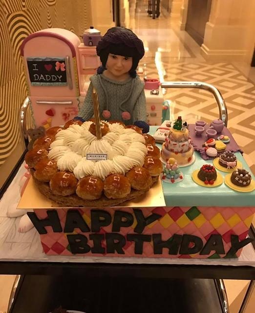 Lâm Tâm Như tổ chức sinh nhật cho "ông xã" Hoắc Kiến Hoa - 2
Lâm Tâm Như tiết lộ chiếc bánh sinh nhật này do cô thực hiện. Trên chiếc bánh có dòng chứ I love Daddy (Con yêu bố), đây chính là những lời mà Lâm Tâm Như thay đứa con trong bụng dành cho Hoắc Kiến Hoa.