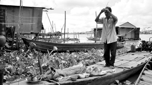 Sống ở đáy sông - 2
ông Trần Văn Thuận đang khấn vái “bà cậu”.