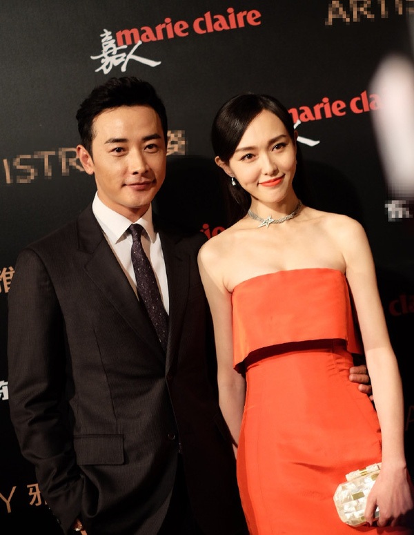 Dính tin đồn "bầu bí" ba tháng, Đường Yên vẫn thanh mảnh, duyên dáng - 11
Đường Yên và La Tấn xuất hiện bên nhau tại một sự kiện ở Bắc Kinh, tháng 12/2016. Trước khi đến với La Tấn, Đường Yên từng trải qua một mối tình đau đớn với người đồng nghiệp Khưu Trạch. Cô và Khưu Trạch chia tay vào năm 2013 và lúc này La Tấn vẫn chỉ là một người bạn của Đường Yên, lặng lẽ đi bên cạnh, động viên và bảo vệ cô. Chính sự dịu dàng, ân cần và kiên nhẫn của Lan Tấn đã giúp Đường Yên vượt qua nỗi đau mà người đàn ông lăng nhăng Khưu Trạch mang lại. Bạn bè rồi người thân đều ủng hộ Đường Yên hò hẹn với La Tấn.