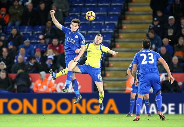 Thua liên tiếp, ĐKVĐ Leicester rơi sát nhóm xuống hạng - 2
Cleverley (giữa) trong vòng vây của các cầu thủ Leicester City ở những phút cuối trận