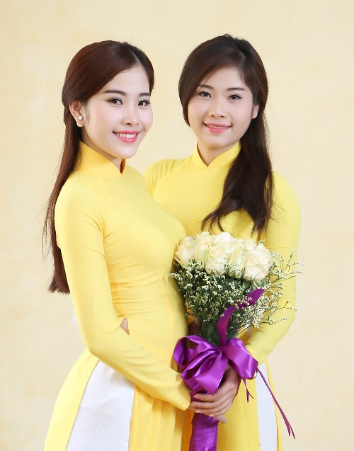Chị sinh đôi của Hoa khôi Nam Em từng từ chối nhiều đại gia - 1
Chị gái Lệ Nam (phải) và hoa khôi Nam Em