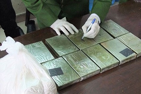 Hà Nội: 10 bánh heroin trên chiếc xe Limousine VIP - 1 Tang vật vụ vận chuyển ma túy bị Công an Hà Nội thu giữ