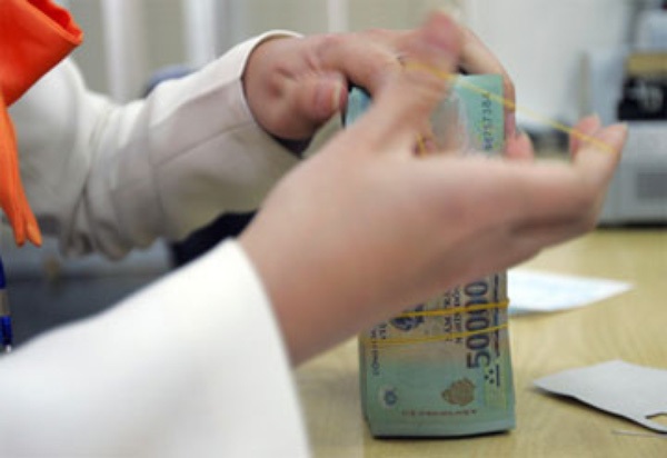 Các "ông lớn" ngân hàng bất ngờ giảm lãi suất huy động - 1
Từ sáng nay 26/9, một số ngân hàng lớn, đặc biệt là khối ngân hàng Nhà nước đã điều chỉnh giảm lãi suất huy động VND ở các kỳ hạn dưới 1 năm với mức giảm từ 0,3 - 0,5%/năm.