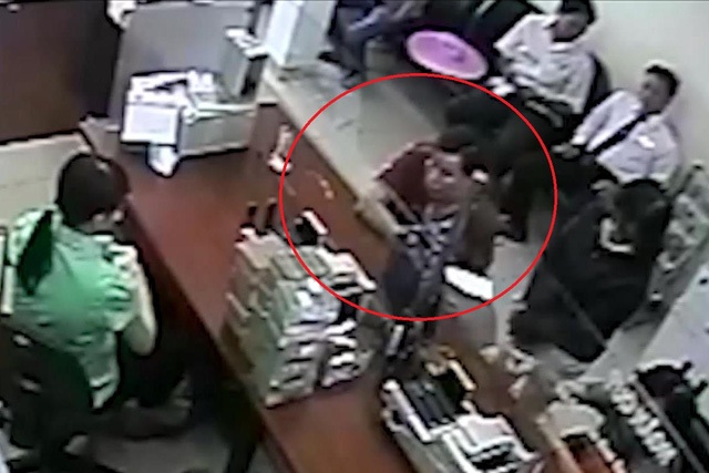 Đối tượng đóng giả chủ đất lừa 3,2 tỷ có thể bị tuyên án đến 20 năm tù - 1
Người đàn ông mặc áo đỏ sậm giả mạo ông Lại Phú Cường để bán đất chiếm đoạt hơn 3,2 tỷ đồng