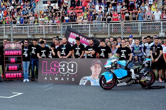 Nhìn lại mùa giải MotoGP 2016 - 13
Luis Salom: Sau một tại nạn khá nghiêm trọng diễn ra tại FP2 (buổi chạy thử) thuộc chặng 7 Gran Premi Monster Energy de Catalunya ở đường đua Barcelona trong thể thức Moto2, Luis Salom - tay đua của SAG Team đã bất ngờ tử nạn.
