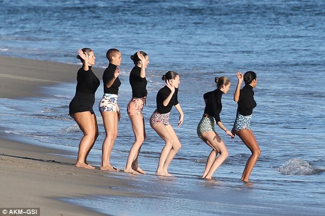 Dàn siêu mẫu khoe dáng gợi cảm trên biển - 1
Dàn chân dài đình đám Kendall Jenner, Gigi Hadid, Ashley Graham... cùng tụ họp trong buổi chụp hình mới nhất tại Malibu ngày 20/12 vừa qua