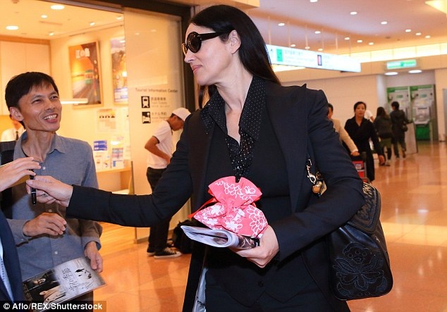 
Nhiều fans nhận ra nữ diễn viên Ý và xin chữ ký cô tại sân bay
