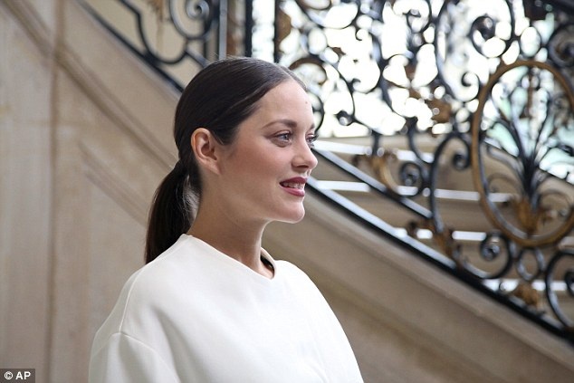 Ngôi sao Pháp xuất hiện lần đầu sau "nghi án" lăng nhăng với Brad Pitt - 4
Trước đó Marion Cotillard vô cùng tức giận trước những tin đồn cô là kẻ phá hoại hạnh phúc của gia đình Brad Pitt - Angelina Jolie