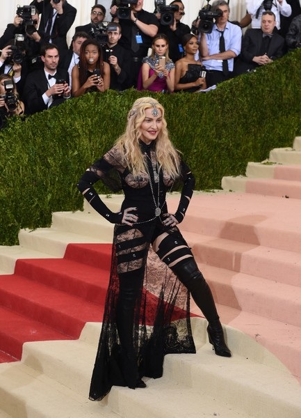 Madonna lại cặp phi công trẻ? - 6
Cận kề tuổi 60, diva nhạc Pop Madonna vẫn là biểu tượng của Hollywood.