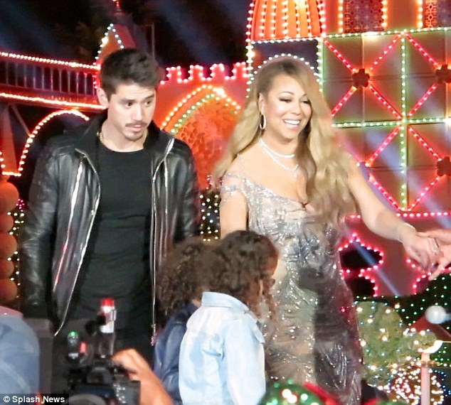 Mariah Carey lại thân thiết bên vũ công trẻ - 1
Mariah Carey xuất hiện bên vũ công trẻ Bryan Tanaka trong buổi diễn mừng Giáng sinh tại khu vui chơi Disneyland ở Anaheim, California, Mỹ