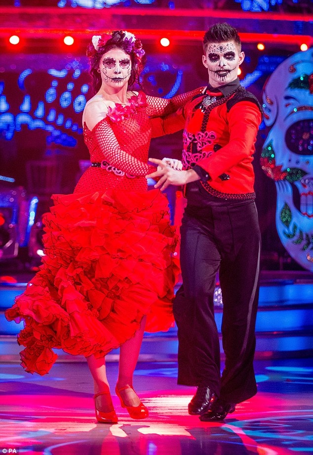 
Người mẫu Daisy Lowe và bạn diễn cũng hóa trang khi khiêu vũ trên truyền hình
