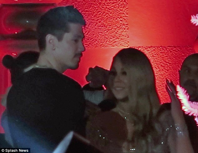 Mariah Carey lại thân thiết bên vũ công trẻ - 3
Cặp đôi trò chuyện thân mật khi màn diễn của Mimi kết thúc