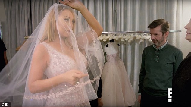 Mariah Carey đòi đội vương miện trong ngày cưới - 2
Mimi điệu đà đi thử váy cưới