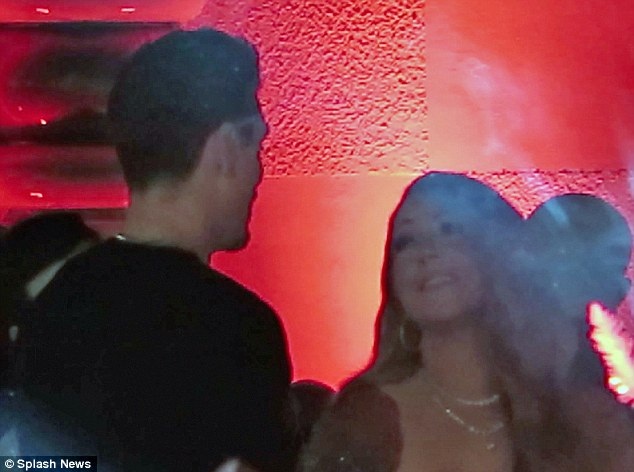 Mariah Carey lại thân thiết bên vũ công trẻ - 4
Nữ ca sỹ 46 tuổi trông rất hạnh phúc và điệu đà bên vũ công trẻ Bryan Tanaka