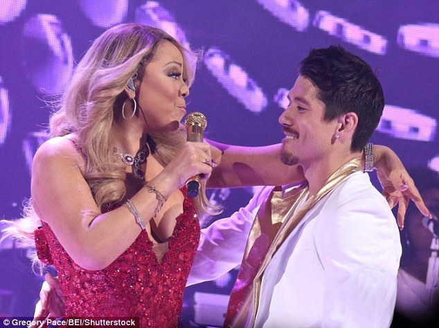 Mariah Carey say đắm bên người tình trẻ kém 13 tuổi - 5
Nữ ca sỹ nổi tiếng luôn bận rộn trong dịp lễ giáng sinh bởi cô sở hữu bản hit All I Want For Christmas Is You - ca khúc không thể thiếu khi mùa giáng sinh tới
