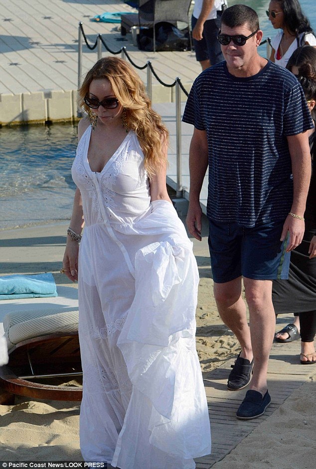Mariah Carey vẫn đeo nhẫn đính hôn 10 triệu đô - 7
Tuy nhiên người này phủ nhận thông tin Mimi và bạn trai chia tay vì cách hành xử chảnh chọe của Mimi và thói tiêu xài hoang phí của cô.