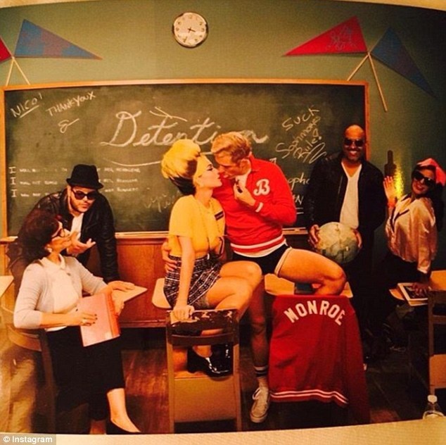 
Katy Perry và Orlando Bloom tình tứ khi hóa trang thành cô giáo và học sinh
