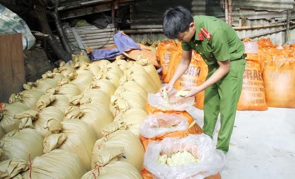 Tiêu hủy hàng tấn thực phẩm bẩn không rõ nguồn gốc nhập lậu - 1
Cảnh sát môi trường Công an tỉnh Lào Cai đang kiểm tra số măng tre tươi ngâm ủ hóa chất Trung Quốc tại kho hàng của chị Phạm Thị Quyên ở tổ 2, phường Lào Cai, thành phố Lào Cai. (Ảnh do công an tỉnh Lào Cai cung cấp)