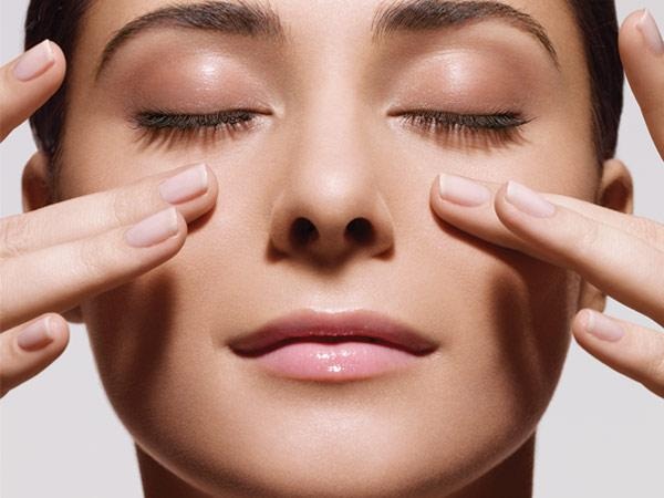 Sở hữu khuôn mặt thon gọn không cần dao kéo - 3
Để các cơ mặt vận động bằng những bài massage nhẹ nhàng