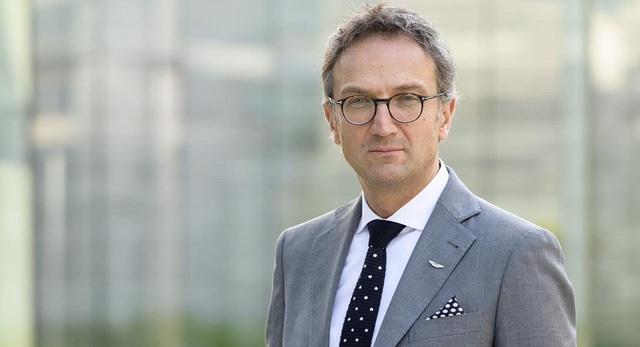 
Trong khi đó, như một cách củng cố sức mạnh cho bản thân và làm yếu đi đối thủ, Aston Martin đã mời luôn một kỹ sư dày dặn kinh nghiệm của Ferrari - ông Maximilian Szwaj - về làm kỹ sư trưởng.
