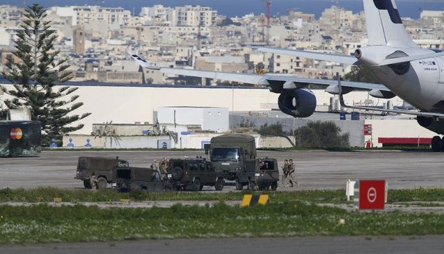 Máy bay chở 118 người bị không tặc ở Malta: Toàn bộ các hành khách được phóng thích - 3
(Ảnh: Reuters)