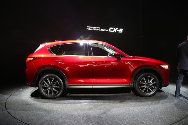 Thêm nhiều mẫu xe mới ra mắt - 6
Tại Triển lãm ô tô Los Angeles 2016, Mazda đã trình làng xe CX-5 hoàn toàn mới, với khá nhiều thay đổi về thiết kế, đi cùng một loạt công nghệ mới.