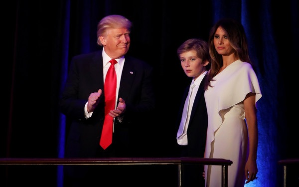 Sự thay đổi ấn tượng về phong cách của vợ Donald Trump - 1
Donald Trump có bài phát biểu sau khi đắc cử tổng thống Mỹ. Vợ và con trai của ông không thể vắng mặt trong giờ phút đặc biệt quan trọng này