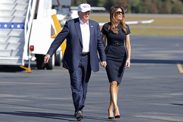 Sự thay đổi ấn tượng về phong cách của vợ Donald Trump - 2
Melania Trump - người vợ thứ 3 của tỷ phú Donald Trump là người mẫu gốc Slovenia. Cô kết hôn với Donald vào năm 2005 và sinh cho ông 1 cậu con trai năm nay 10 tuổi