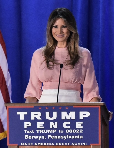 Sự thay đổi ấn tượng về phong cách của vợ Donald Trump - 3
Người mẫu 47 tuổi này ủng hộ chồng tích cực trong chiến dịch tranh cử tổng thống của ông. Hôm 3/11, Melania Trump đã đi vận động tranh cử cho chồng tại Philadelphia với mong muốn thuyết phục các cử tri nữ bỏ phiếu cho chồng mình