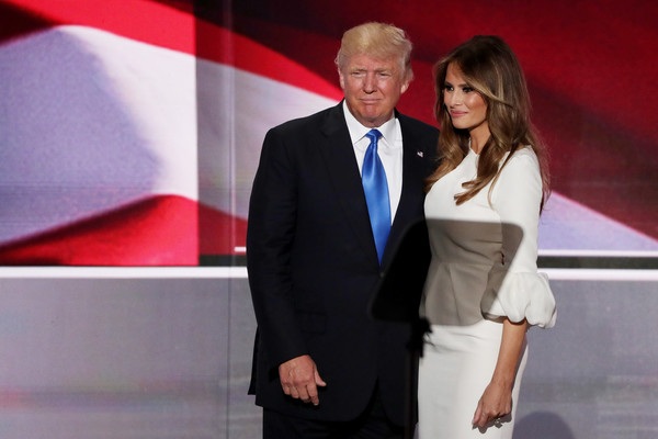 Sự thay đổi ấn tượng về phong cách của vợ Donald Trump - 4
Melania Trump hết lời ca ngợi người chồng tài giỏi, cô khẳng định nếu trở thành tổng thống, chồng cô sẽ đưa nước Mỹ hùng mạnh trở lại. Mỗi khi ông ấy nghe tin một nhà máy nào đó phải đóng cửa, ông ấy rất buồn.