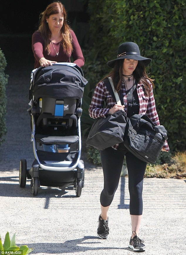 Kiều nữ gợi tình tái xuất sau khi sinh con thứ 3 - 5
Hình ảnh bà mẹ hoàn hảo của Megan Fox khiến nhiều người ngưỡng mộ