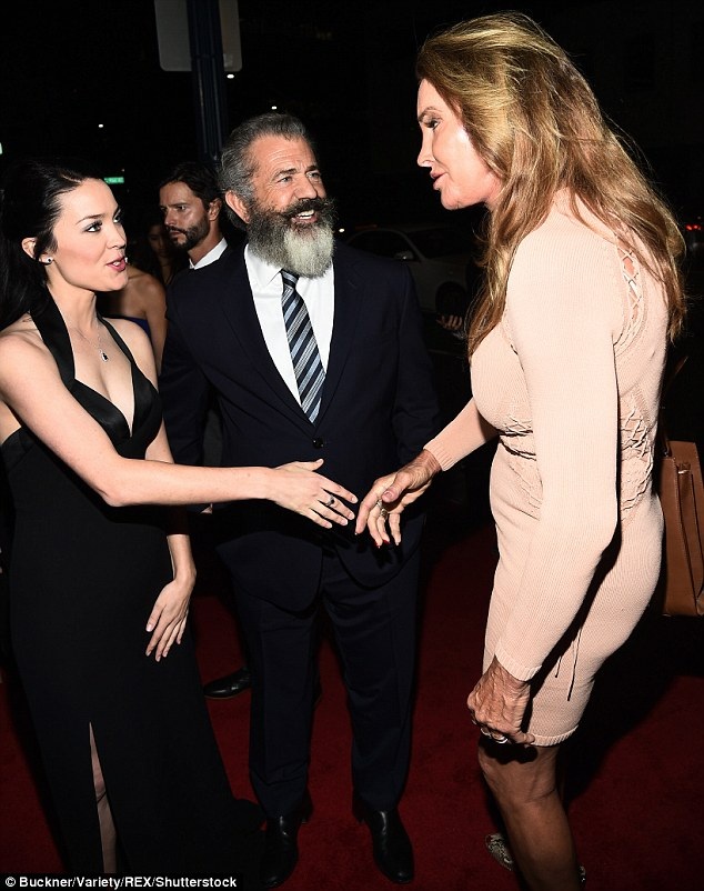 
Rosalind Ross là 1 nhà viết kịch trẻ. Trong ảnh, cô chào hỏi bố dượng cô Kim - Caitlyn Jenner - người vừa chuyển giới thành phụ nữ.
