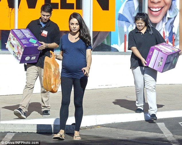 Mila Kunis bế bụng bầu đi mua sắm - 1
Mila Kunis bế bụng bầu đi mua quà sinh nhật cho con gái Wyatt tại Los Angeles ngày 28/9 vừa qua