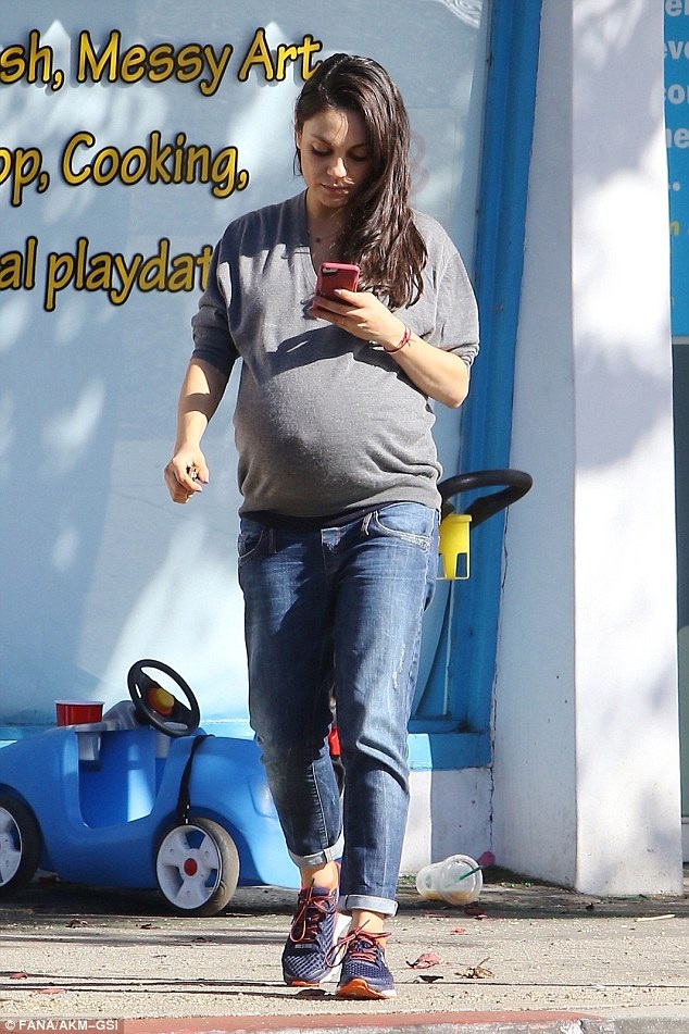 
Mila Kunis bế bụng bầu ra phố. Nữ diễn viên phim Thiên nga đen đang mang thai đứa con thứ 2 với chồng là diễn viên Ashton Kutcher. Cận kề ngày sinh nở, cô vẫn nhanh nhẹn và năng động
