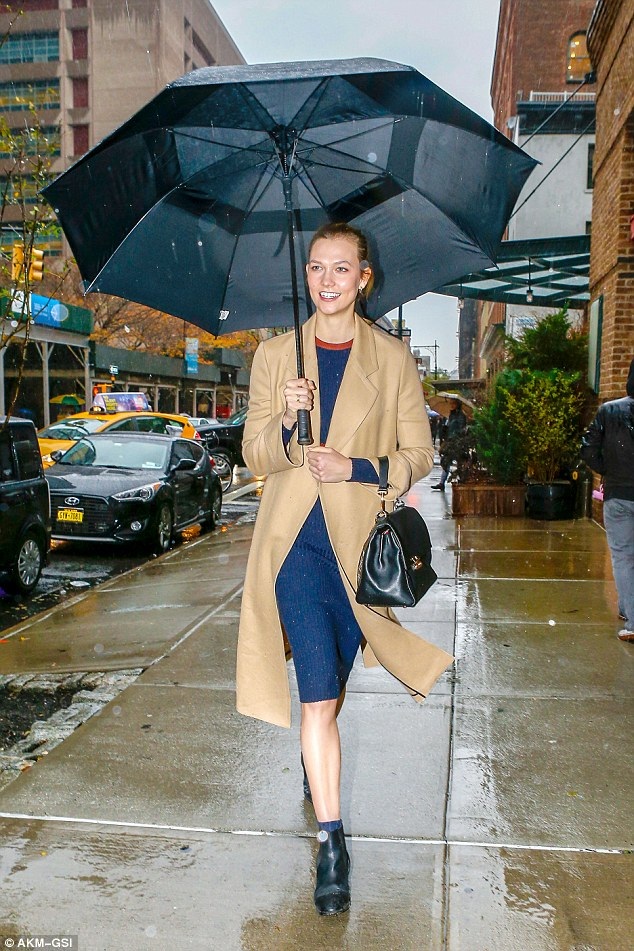 
Karlie Kloss xuất hiện trên đường phố New York. Siêu mẫu cao 1,85m đã xác nhận thông tin cô không tham dự Victorias Secret Fashion Show năm nay vì quá bận rộn với công việc và việc học tại đại học NY.
