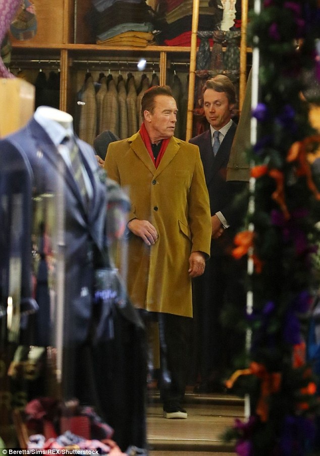 
Ngôi sao phim Kẻ hủy diệt Arnold Schwarzenegger bị bắt gặp đi mua sắm cùng bạn bè tại London. Nam diễn viên 69 tuổi ghé qua nhiều cửa hiệu sang trọng để chọn quần áo
