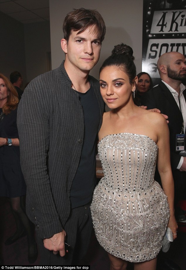 Mila Kunis bế bụng bầu đi mua sắm - 5
Đôi diễn viên nổi tiếng Hollywood hẹn hò từ năm 2012 và đính hôn vào tháng 2/2014. Trước đó Mila có mối quan hệ tình cảm với diễn viên phim ở nhà một mình Macaulay Culkin