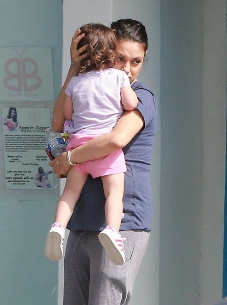 Mila Kunis bế bụng bầu đi mua sắm - 7
Mila Kunis giữ bí mật đời tư và hầu như không đóng phim từ khi kết hôn, sinh con.