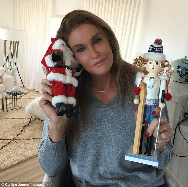 
Bố dượng cô Kim - người đã chuyển giới thành phụ nữ và mang tên mới Caitlyn Jenner đã chuẩn bị đón giáng sinh tại nhà. Caitlyn mua sắm nhiều đồ trang trí Noel cho nhà riêng của mình
