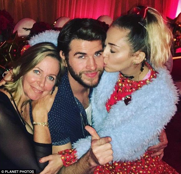 Giáng sinh hạnh phúc của Miley Cyrus bên bạn trai - 2
Nữ ca sĩ tóc vàng đón giáng sinh hạnh phúc bên bạn trai - Liam Hemsworth và gia đình anh.