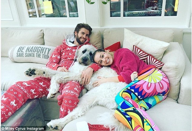 Giáng sinh hạnh phúc của Miley Cyrus bên bạn trai - 4
Cặp đôi đã đính hôn và chưa tiết lộ kế hoạch tổ chức đám cưới với người hâm mộ.