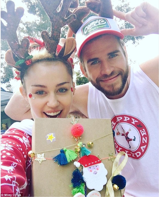 Giáng sinh hạnh phúc của Miley Cyrus bên bạn trai - 3
Miley và Liam đang rất hạnh phúc bên nhau sau 1 năm hàn gắn tình cảm.
